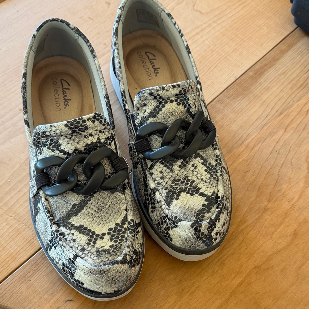 Clarks  Women’s Black and Cream Moccasins